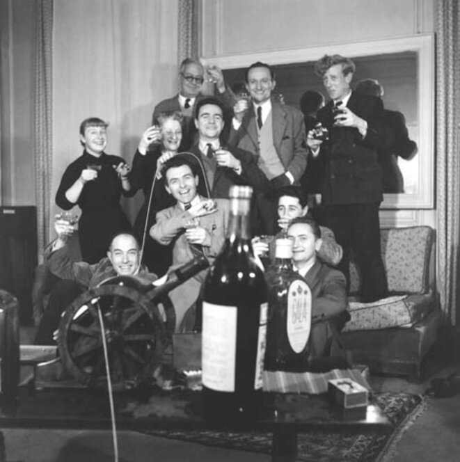 1er rang de gauche à droite: DR, Robert Doisneau, Eddy Van der Veen (à demi caché, buvant), Serge de Sazo Derrière : Sabine Weiss, Ergy Landau, Jean Rouchon Debout sur le canapé: Emile Savitry, Raymond Grosset, et DR. © 1955 Robert Doisneau / Rapho 1er rang de gauche à droite: DR, Robert Doisneau, Eddy Van der Veen (à demi caché, buvant), Serge de Sazo Derrière : Sabine Weiss, Ergy Landau, Jean Rouchon Debout sur le canapé: Emile Savitry, Raymond Grosset, et DR. © 1955 Robert Doisneau / Rapho
